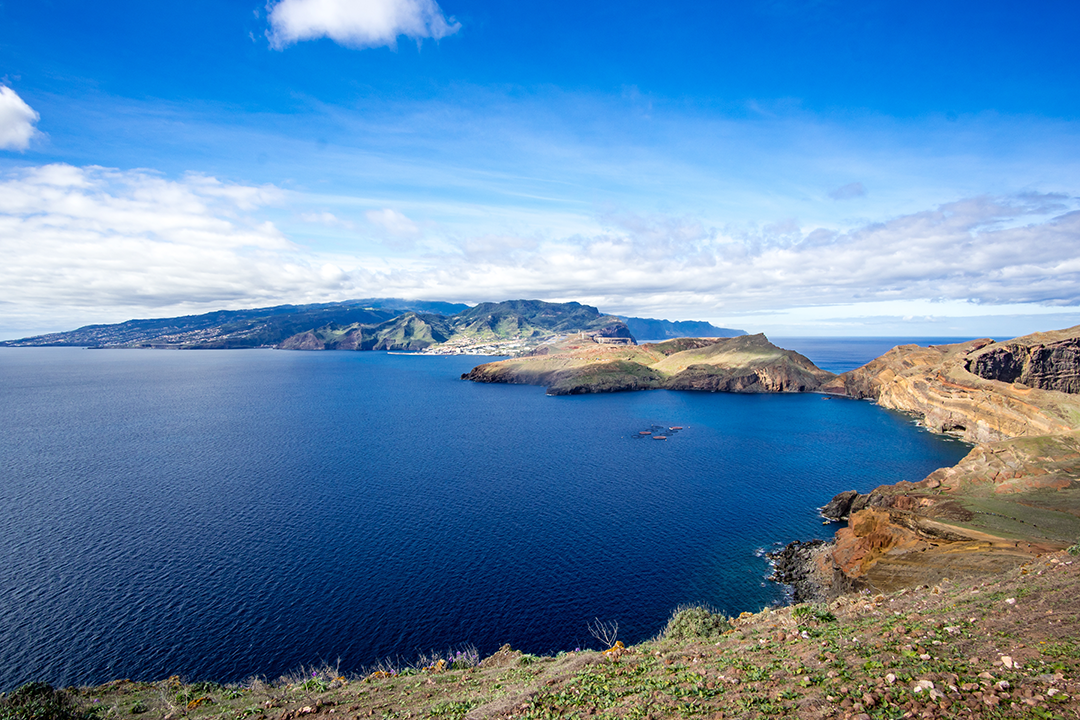 Paisagem da Madeira entre o oceano e a montanha
